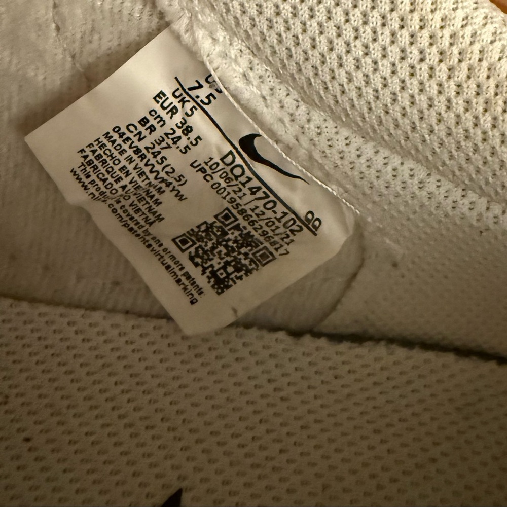 Nike - Picture 5 of 5